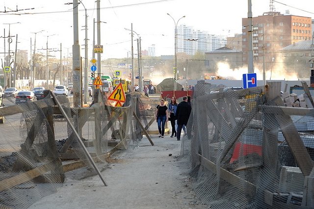 Екатеринбуржцы жалуются на пешеходное бездорожье возле Центрального стадиона