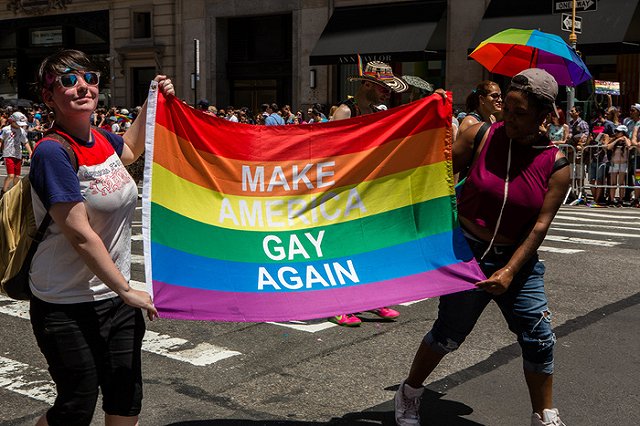 Российский телеканал намерен вывезти геев из страны