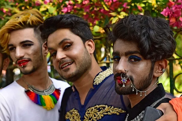 Газета предложила вычислить геев в толпе и оконфузилась