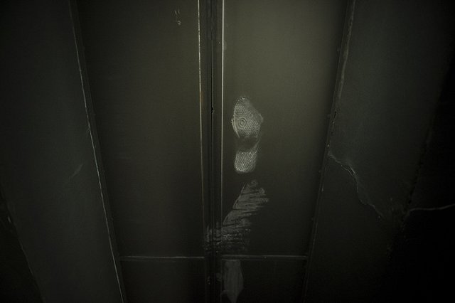 Женщина с ребенком едва не задохнулись в лифте детской больницы в Екатеринбурге