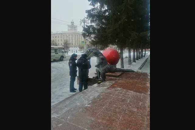 В Кургане динозавр решил навести порядок на крыльце областного правительства