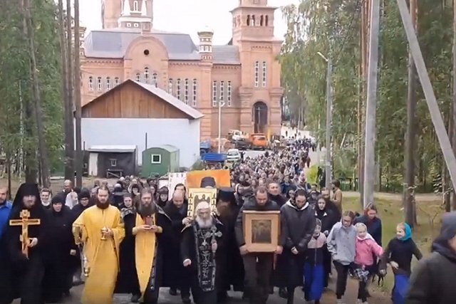 Скандальный схимонах Сергий устроил крестный забег вокруг Среднеуральского женского монастыря