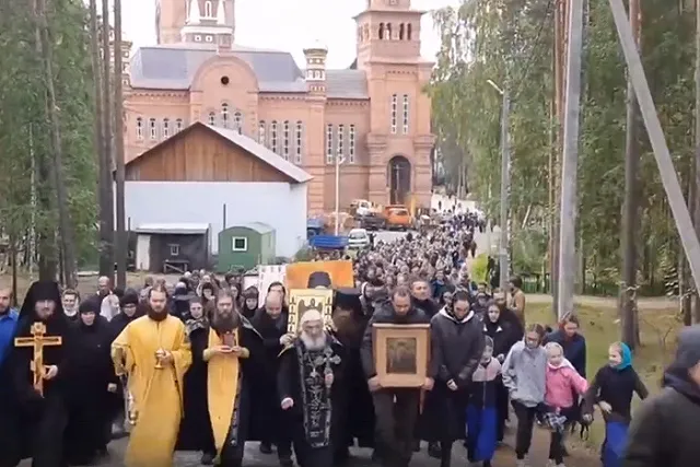 Скандальный схимонах Сергий устроил крестный забег вокруг Среднеуральского женского монастыря