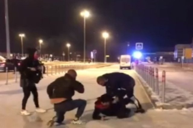 Возле Кольцово двое пьяных мужчин избили таксиста, отказавшегося их везти