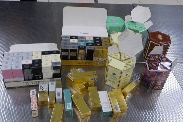 Пассажир в «Кольцово» пытался ввезти 100 флаконов духов