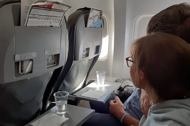 «Даже чаю не попьете». Авиакомпания оставила екатеринбуржцев без еды на 11 часов