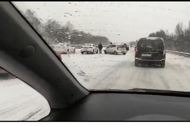 Екатеринбуржец снял «замес», из-за которого при въезде в Екатеринбург возник хаос на дороге