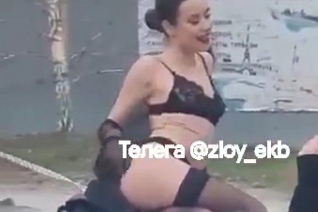 Свердловчанка устроила откровенную фотосессию возле Центра культуры