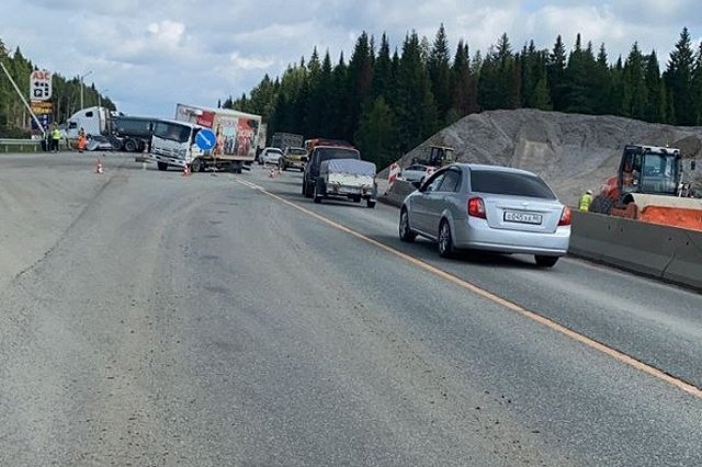 Легковой автомобиль столкнулся с «Тонаром» на Московском тракте