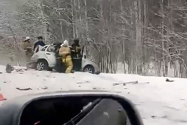 Под Екатеринбургом водитель легковушки погиб в столкновении с грузовиком