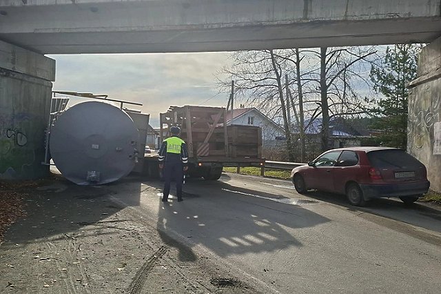 На въезде в свердловский город опрокинулась цистерна, заблокировав дорогу