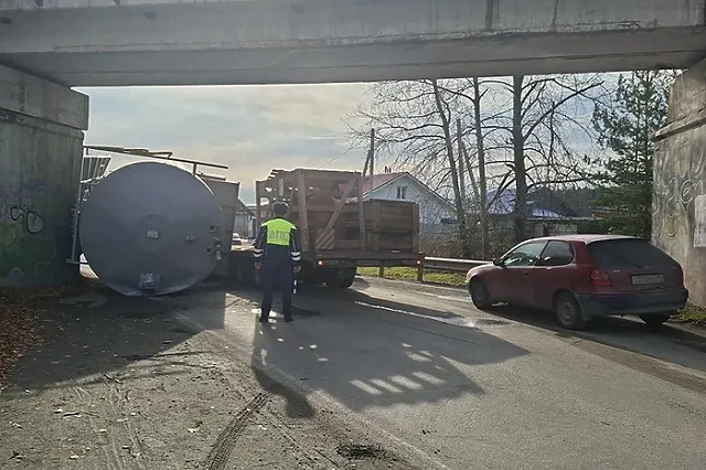 На въезде в свердловский город опрокинулась цистерна, заблокировав дорогу