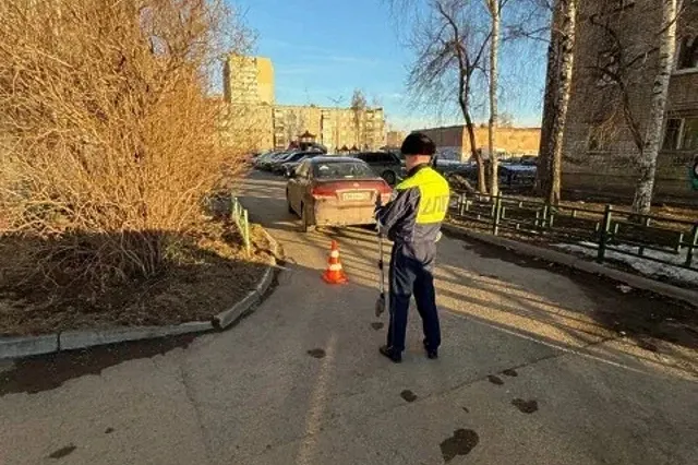 Двухлетний мальчик на самокате попал под машину в Екатеринбурге