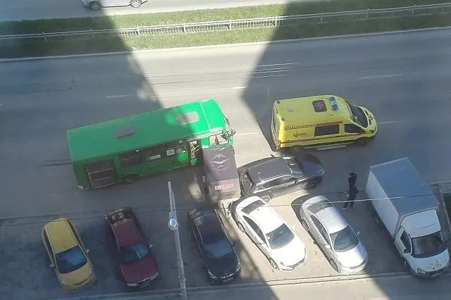В Екатеринбурге в ДТП пострадал пожилой мужчина в автобусе