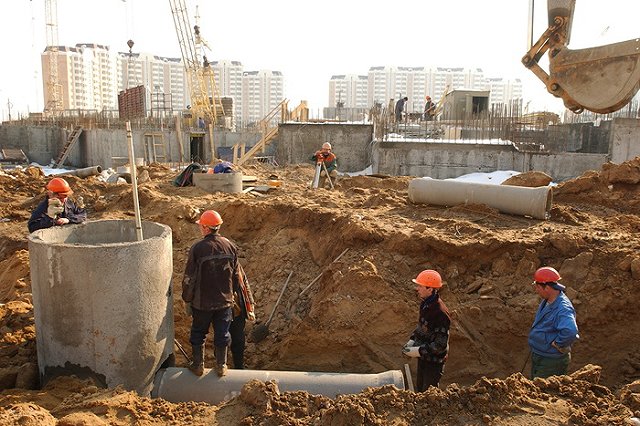 «На дне»: На Шефской легковушка упала в котлован (ФОТО)