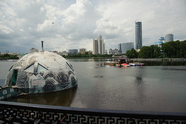 Суд принял решение убрать полусферу с городского пруда Екатеринбурга