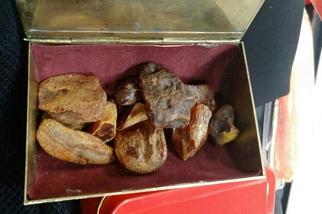 В Кольцово задержали китайца с партией янтаря для жены