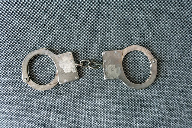 Невменяемый мужчина выкидывал мебель из квартиры на припаркованные машины