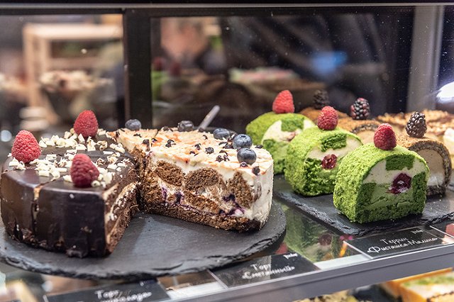 В Новосибирске школьницу выгнали с общего чаепития за не сданные матерью деньги