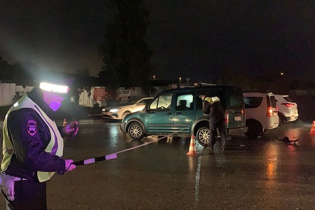 Таксист сбежал, бросив пассажиров, с места ДТП на улице Альпинистов в Екатеринбурге