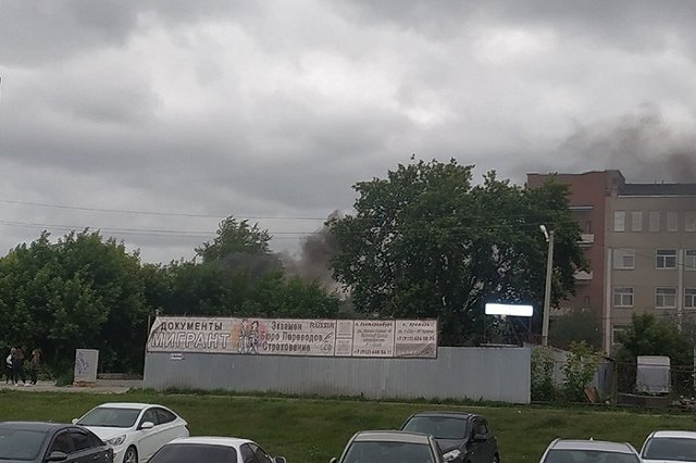 Екатеринбуржцы подручными средствами затушили пожар возле НИИ дерматовенерологии