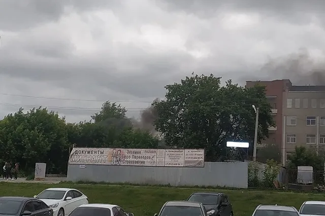 Екатеринбуржцы подручными средствами затушили пожар возле НИИ дерматовенерологии