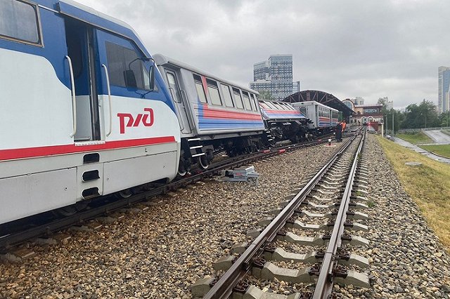 В ЦПКиО на детской железной дороге сошёл с рельсов поезд