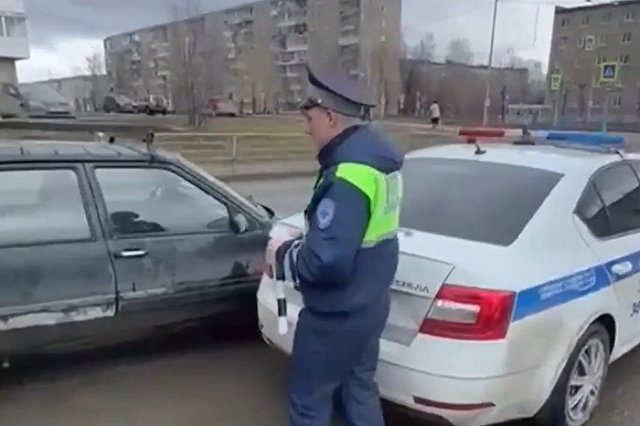 В Нижнем Тагиле сотрудники ГИБДД попали в аварию и закрыли номера служебной машины