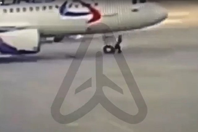 Пострадавший при наезде самолёта в Кольцово молодой техник пришёл в себя