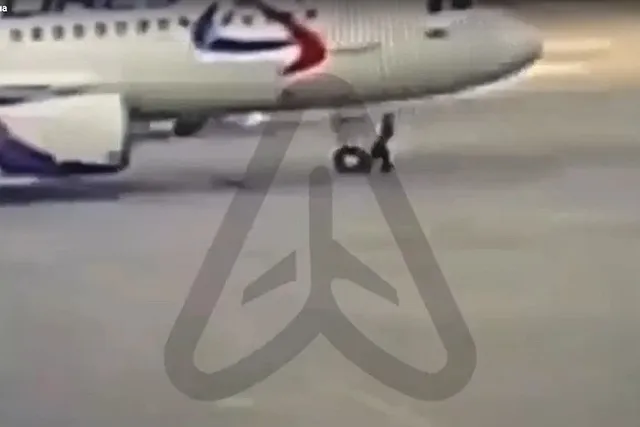 Пострадавший при наезде самолёта в Кольцово молодой техник пришёл в себя