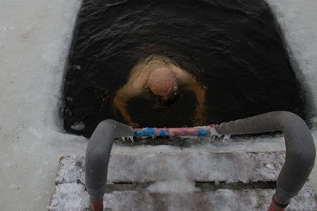 В свердловских городах начали отменять крещенские купания