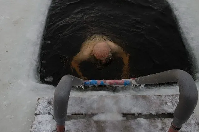 В свердловских городах начали отменять крещенские купания