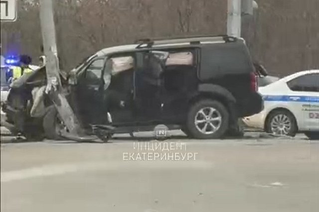 Появилось видео ДТП с улицы Машинной, где водитель скончался за рулем внедорожника