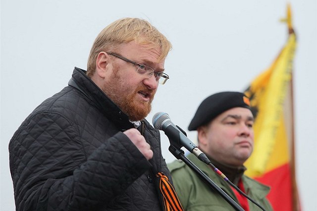 Милонов разрешил грызть леденцы с его изображением ради бомжей