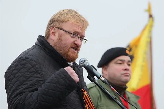 Милонов разрешил грызть леденцы с его изображением ради бомжей