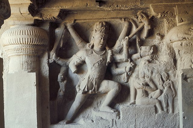 Буддийские храмы Эллоры: 1500 лет под защитой конопли