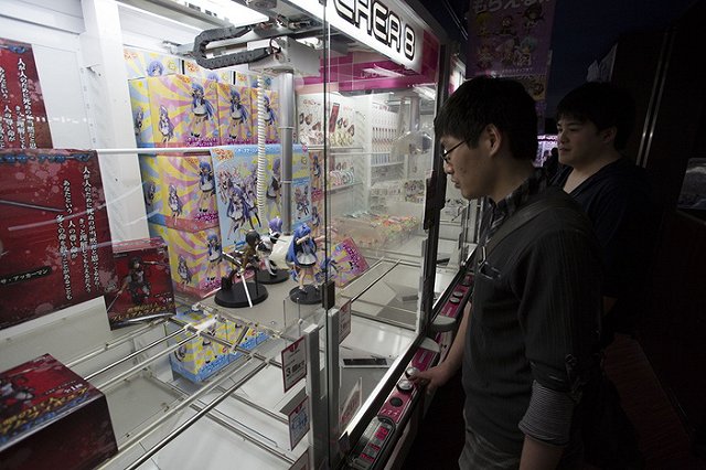 Одинокого японца насмерть задавило порножурналами