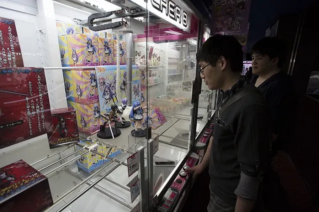 Одинокого японца насмерть задавило порножурналами