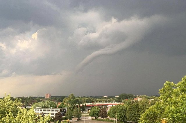 Опубликовано видео посадки пассажирского самолета во время смерчей в Сочи