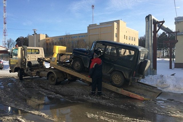 Судебные приставы отобрали у мужчины УАЗ за долги перед банком