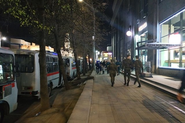 Сотрудник полиции применил к прохожему удушающий прием в двух метрах от парада