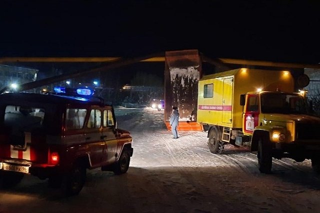 В Североуральске самосвал поднятым кузовом снес трубы газопровода и теплоснабжения. Дополнено