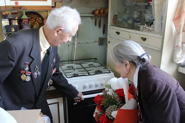 В столице Урала бесплатно заменили газовые плиты ветеранам войны