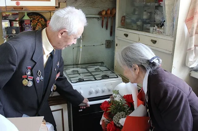 В столице Урала бесплатно заменили газовые плиты ветеранам войны