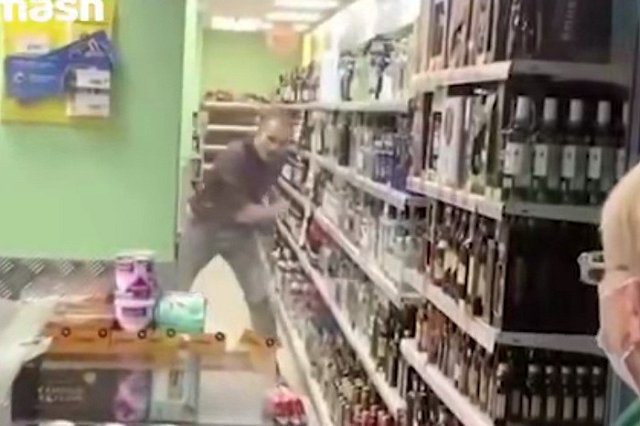 Неадекватный мужчина устроил дебош в «Пятёрочке», забрался под кассу и умер