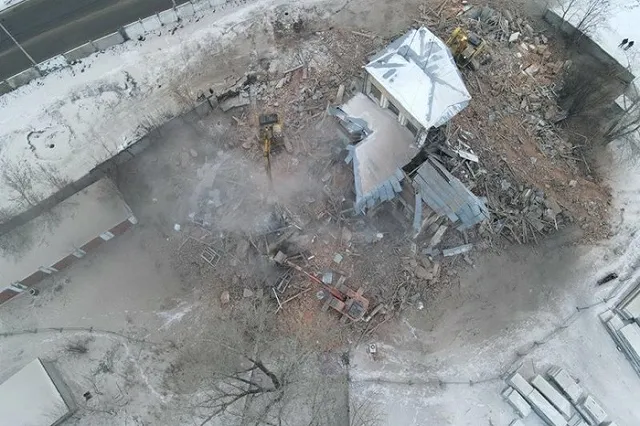 У строителей ТЦ «Золотой» ушло четыре часа на снос «Уктуса»