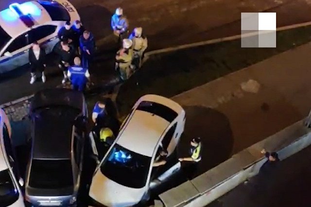 Водитель протаранил сразу три автомобиля на парковке на Уктусе