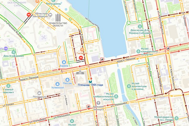 Движение встало: на Плотинке «Ягуар» столкнулся с автобусом