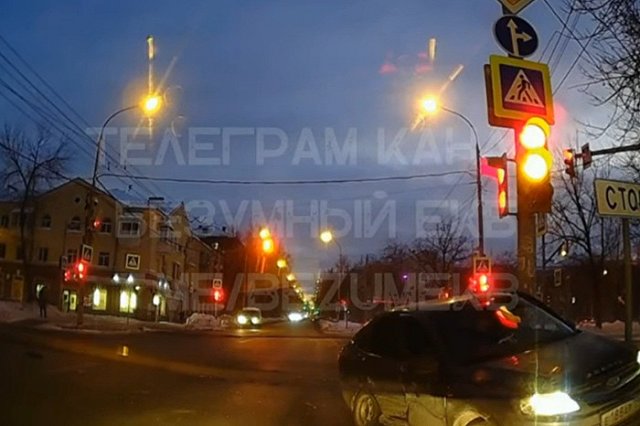 На Уралмаше легковушка на полной скорости влетела в автомобиль