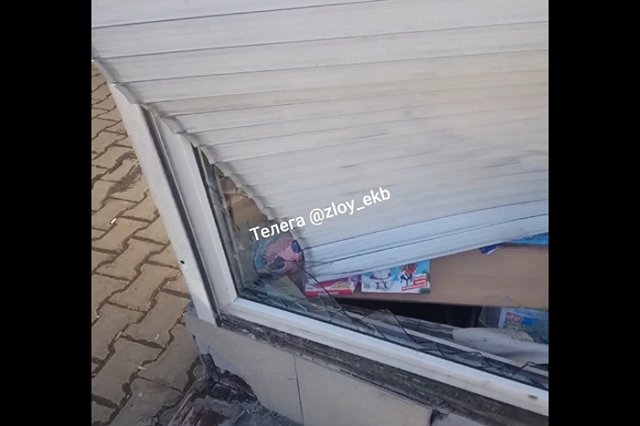 «Похоже, машина влетела». Киоск «Роспечати» на улице Щербакова пострадал от неизвестной силы (ВИДЕО)